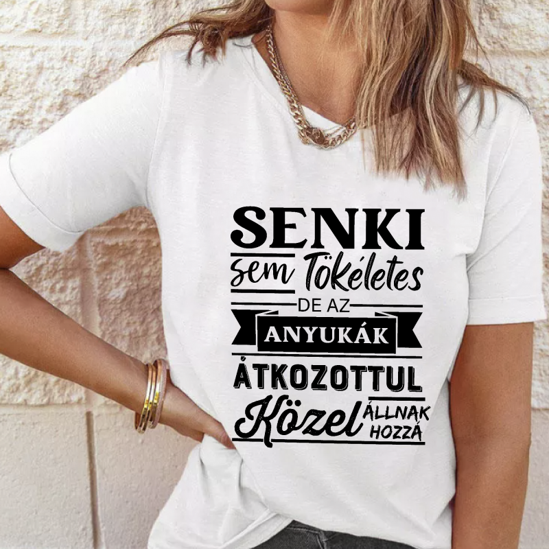 Senki sem tökéletes de az anyukák átkozottul közel állnak hozzá női póló Lovenir.hu