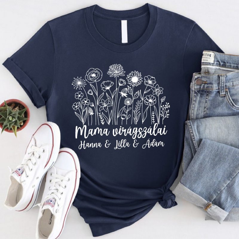 Mama feliratú póló virágos mezővel és nevekkel Lovenir.hu